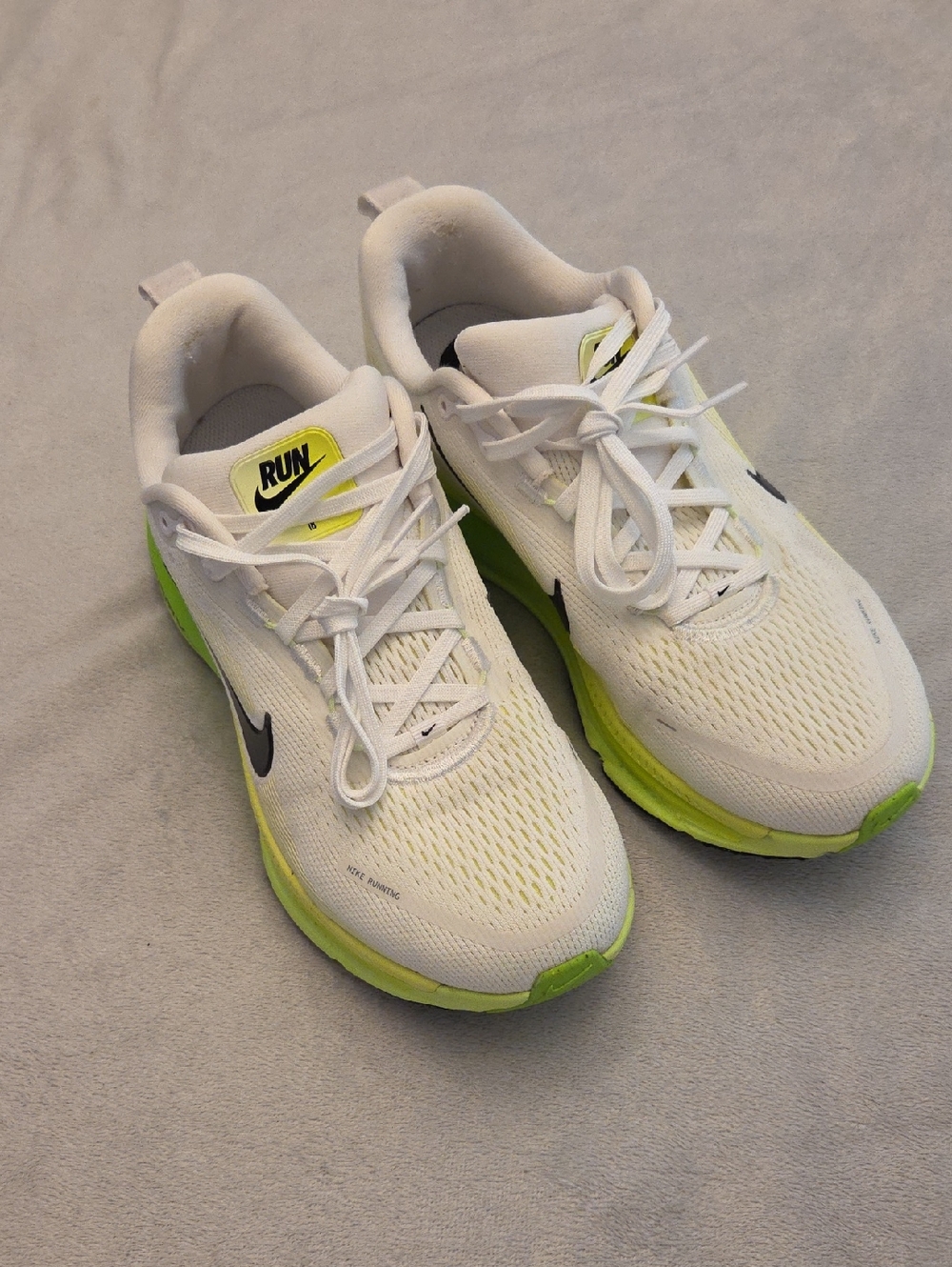 Great Condition Women's Nike Vomero 18, White, Volt & Black, Size 9.5